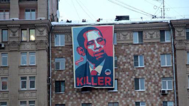 El cartel apareció colgado en una fachada frente a la embajada estadounidense la mañana de este miércoles. 