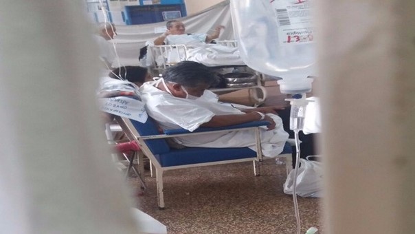 Paciente con mascarilla y dormido en una silla 