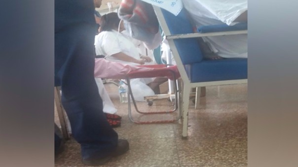 Pacientes en suero en sillas