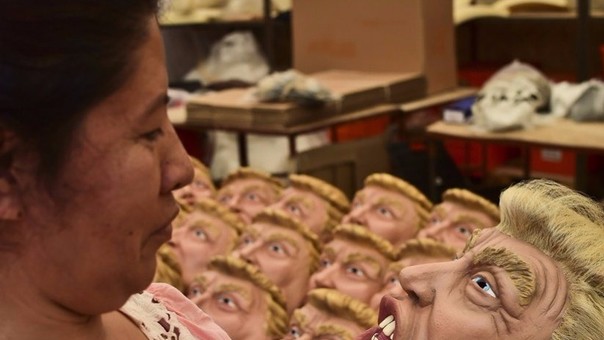 La máscara de Donald Trump se volvió un éxito en México durante Halloween. 