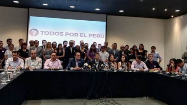 Julio Guzmán estuvo secundado por los militantes de su partido.