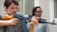 Spencer y Heath verán la manera de mantenerse seguros en Alexandria. 