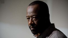 Carol ya sabe que Morgan mantiene a un lobo prisionero. 