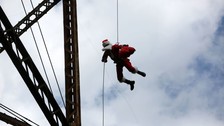 Guatemala: Papá Noel salta de un puente para dar regalos a los niños