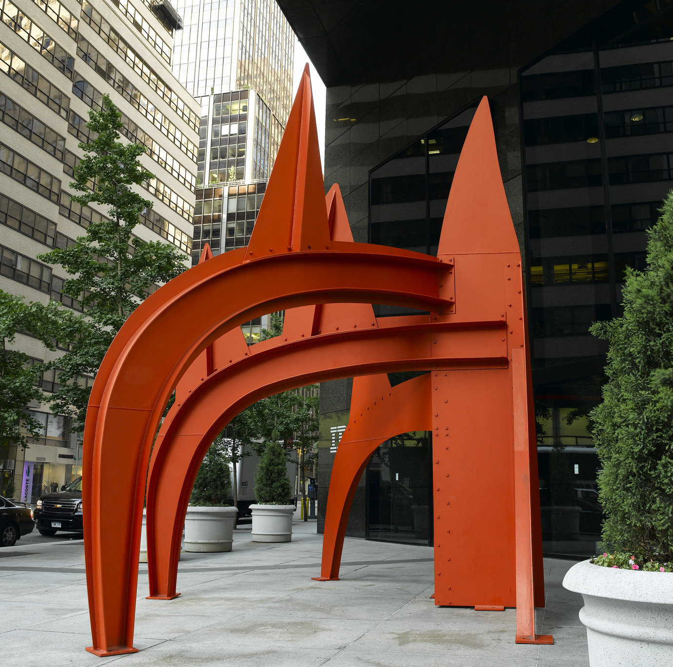 , 1975. Steel plate, 18'4 x 16'8 x 16'8 (55.9 x 50.8 x 50.8 m).