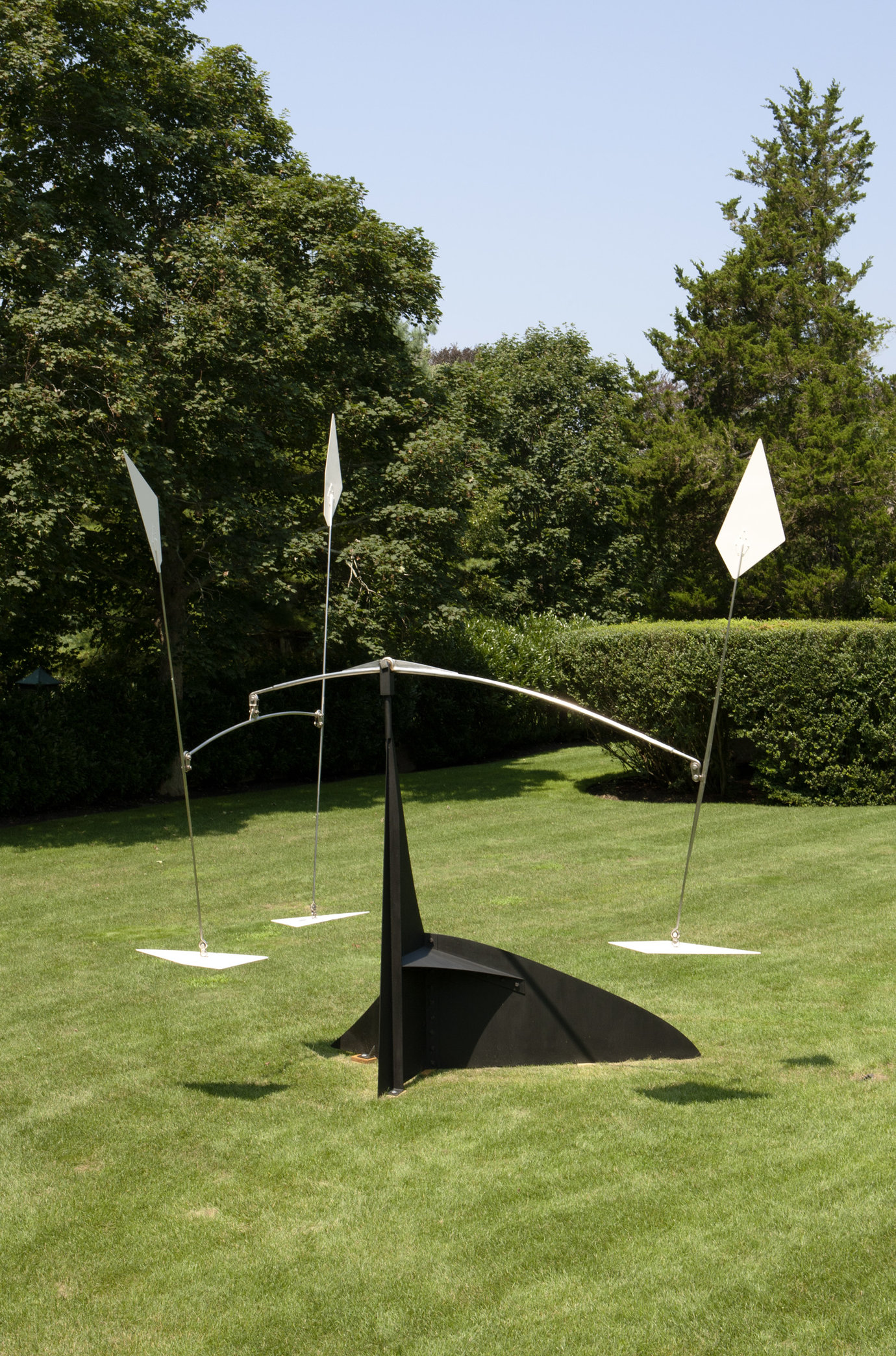 . Sheet metal and paint, 16' 6" x 14' 1" x 9' 9" (502.9 cm x 429.3 cm x 297.2 cm).