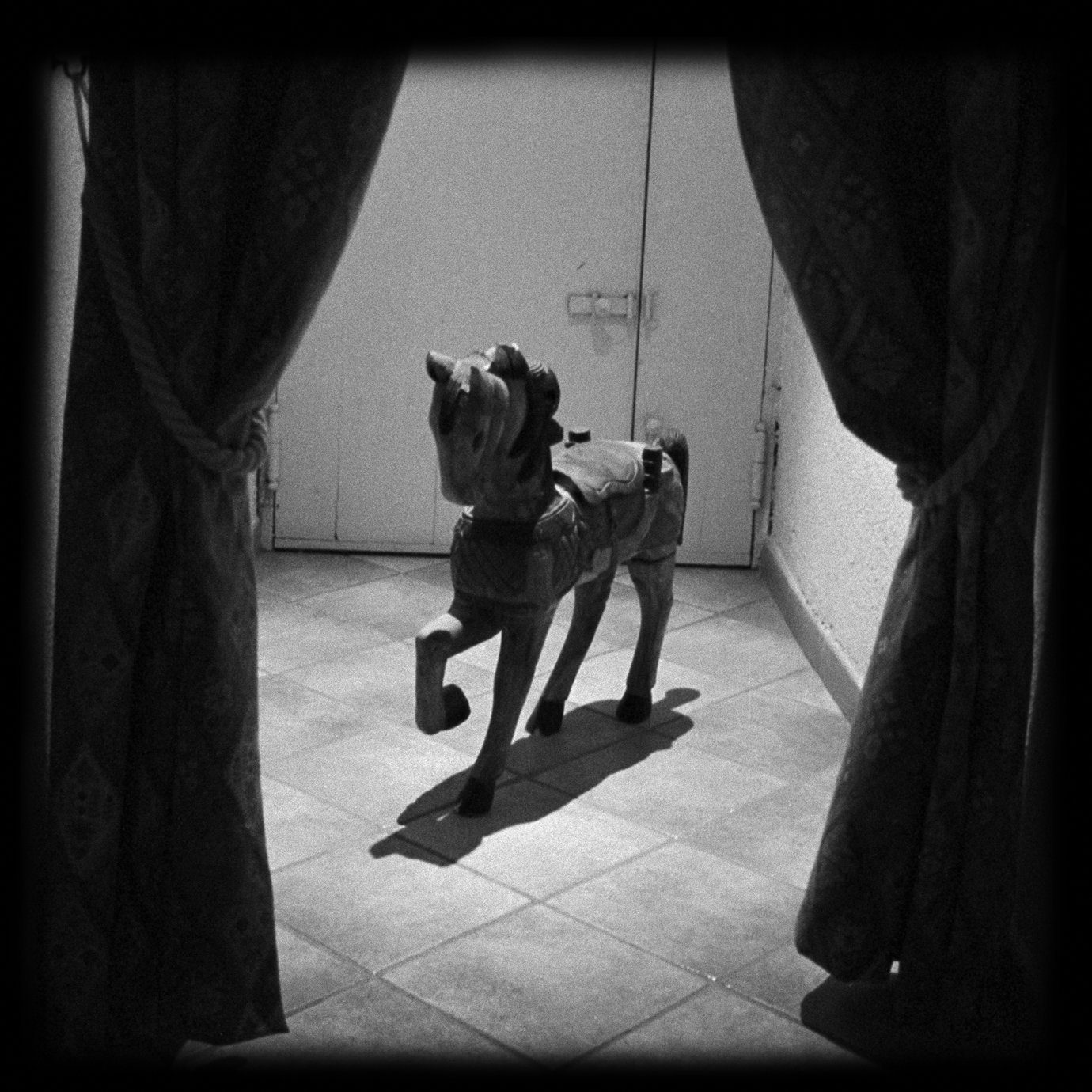 . B/w photograph, 100 x 100 cm.