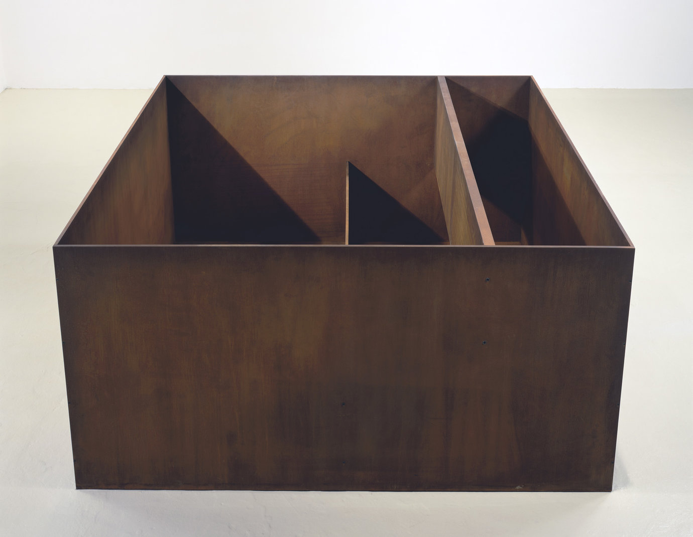, 1989. Cor-ten steel, 39-3/8" x 78-3/4" x 78-3/4" (100 cm x 200 cm x 200 cm).