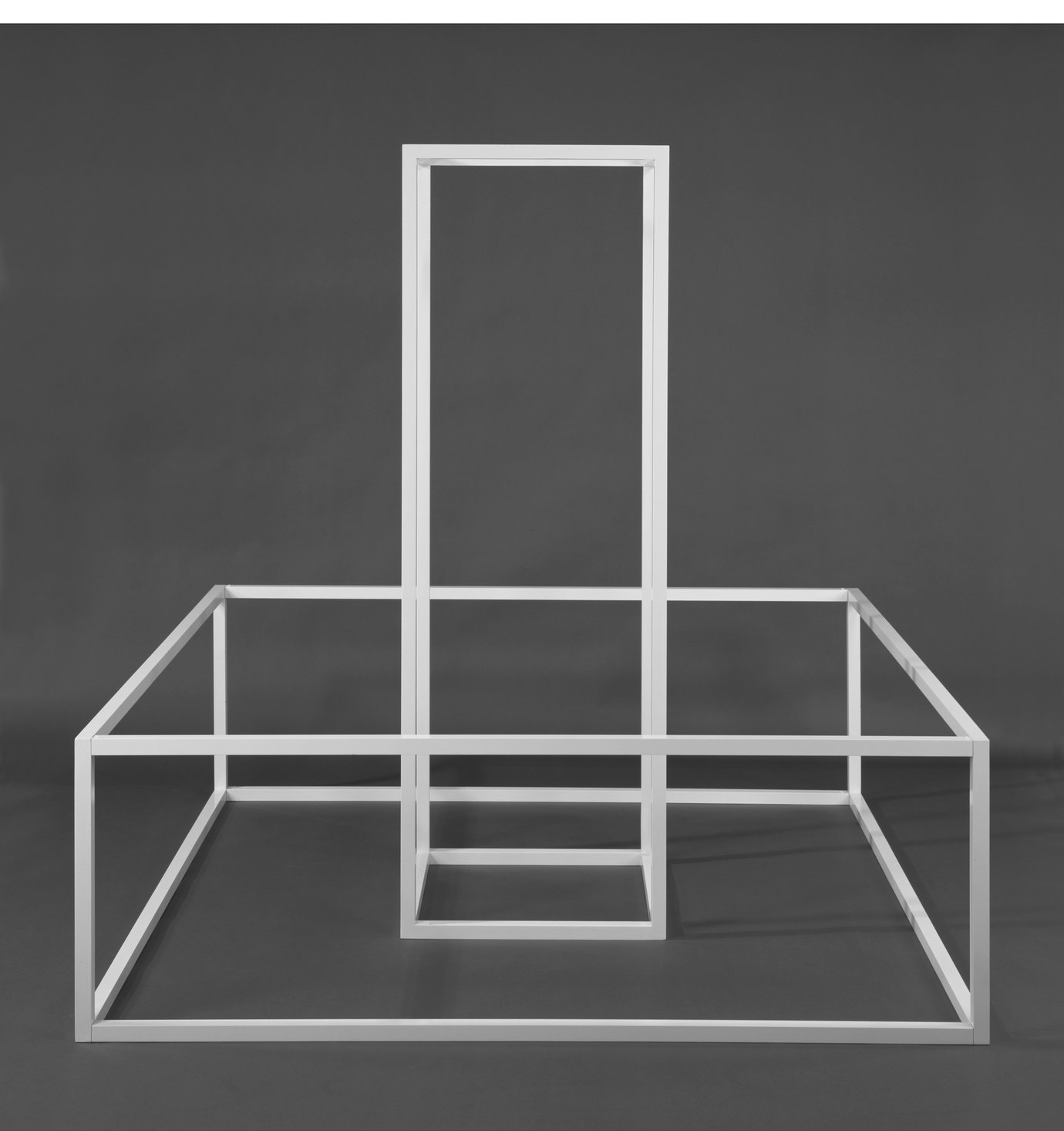 , 1967. Baked enamel on aluminum, 84" x 84" x 84" (213.4 cm x 213.4 cm x 213.4 cm).