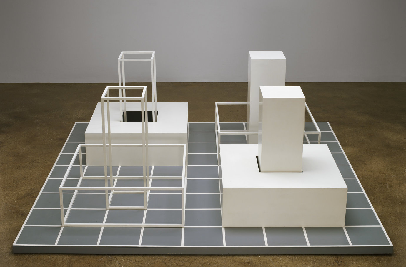 , 1968. Baked enamel on steel, 22" x 57" x 57" (55.9 cm x 144.8 cm x 144.8 cm).