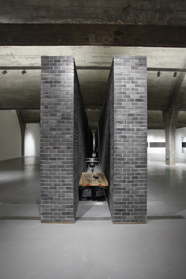 . Installation, 1213 × 194 × 344cm.