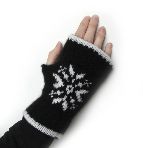 https://d24b8wp6jbsvpy.cloudfront.net/pattern_picture_w496s/15358/WickedSnowflakeHandwarmer2.jpg