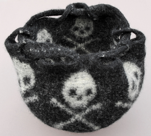 https://d24b8wp6jbsvpy.cloudfront.net/pattern_picture_w496s/21813/OpenFeltedTCSkullBagRight.JPG