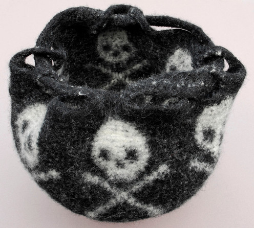 https://d24b8wp6jbsvpy.cloudfront.net/pattern_picture_w496s/21829/OpenFeltedTCSkullBagLeft.jpgmain.jpg