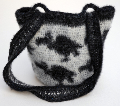 https://d24b8wp6jbsvpy.cloudfront.net/pattern_picture_w496s/66120/FeltedCarrionBagrRight.jpg