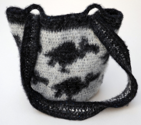 https://d24b8wp6jbsvpy.cloudfront.net/pattern_picture_w496s/66126/FeltedCarrionBagLeft.jpg