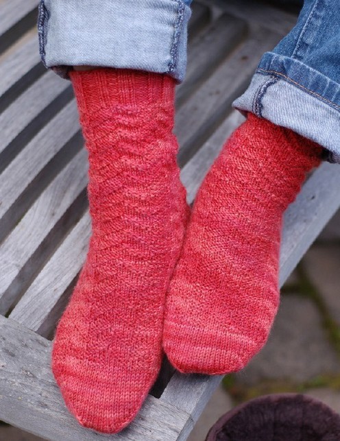 https://d24b8wp6jbsvpy.cloudfront.net/pattern_picture_w496s/87949/3724_Alpine_Lake_Socks.pdf-1main.jpg