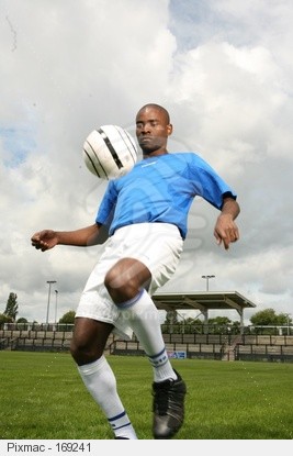 jeune footballeur en action