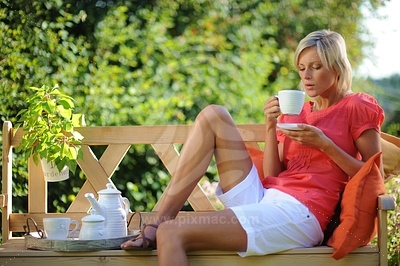 Woman Sitting at Gardenobraz