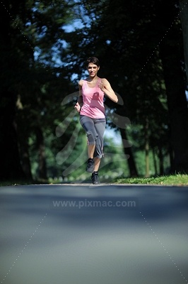 Woman training in natureobraz