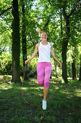 Woman training in nature,  leisure timeobraz