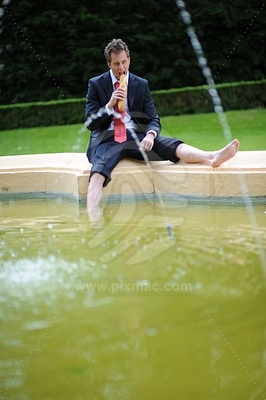 Young Businessman at the Fountainfotografie