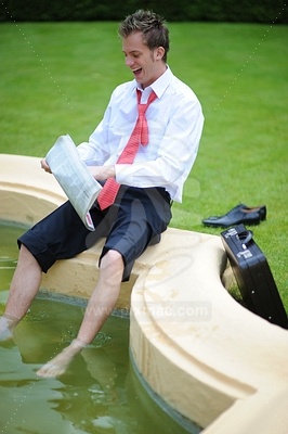 Young Businessman at the Fountainobraz