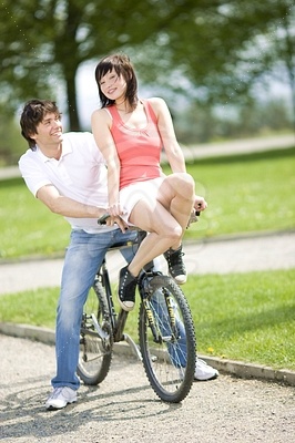 Young Couple by Bicycleфотография