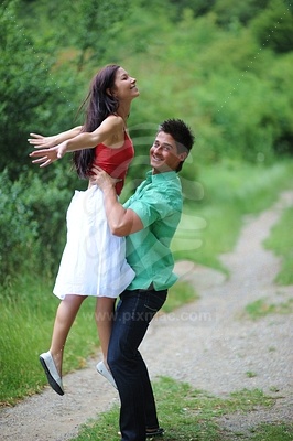 Young Couple Walkingobraz