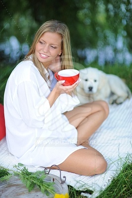Young Woman Holding Red Cupobraz