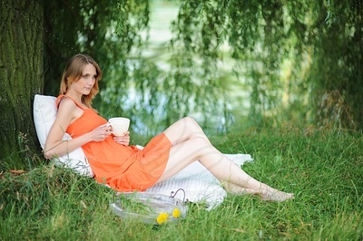 Young Woman in Orange Summer Dressfotografie