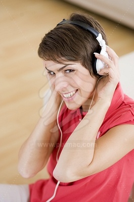 Young Woman Listening Musicфотография