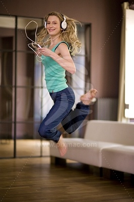 Young Woman Listening Music and Dancing, Free timeobraz