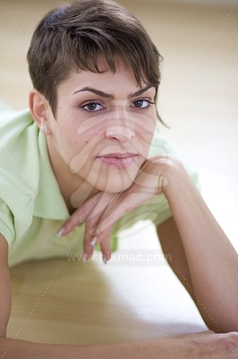 Young Woman Lying on Floorfotografie