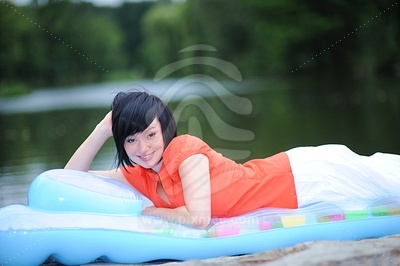 Young Woman Lying on Pool Raftfotografie