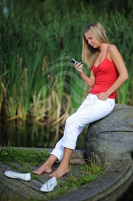 Young Woman with Mobile Phoneobraz
