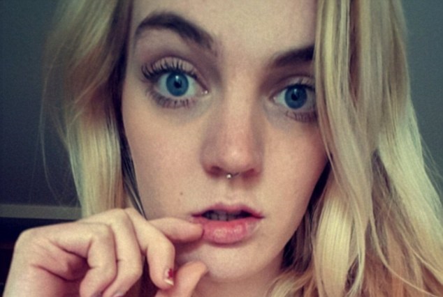 Viciada em pornografia desde os 13 anos, ela se tornou atriz pornô