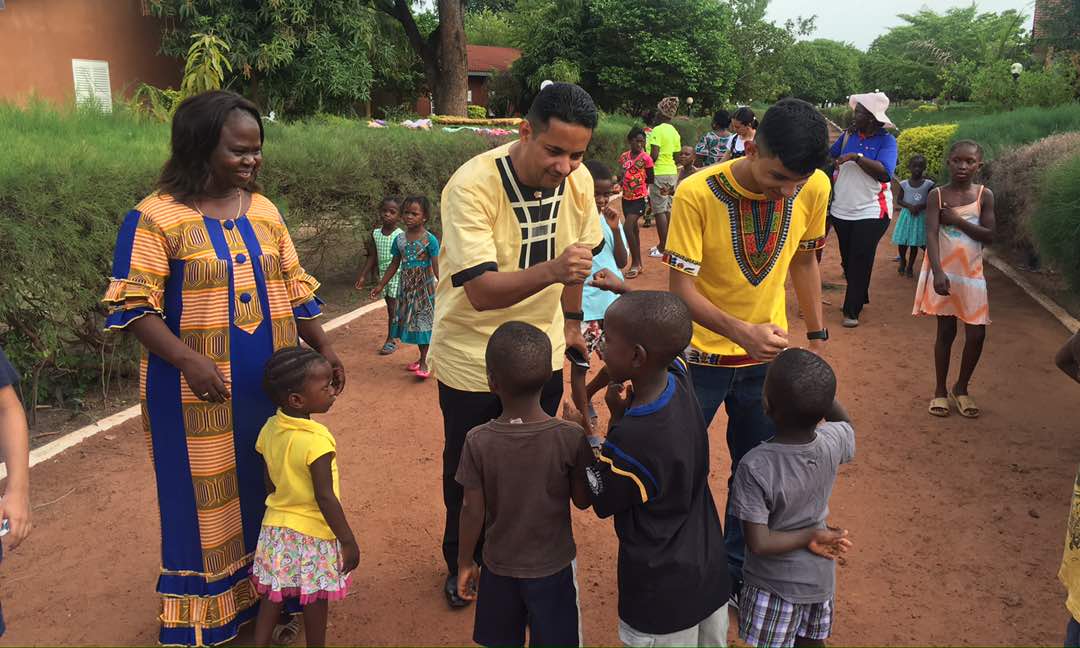 Imagem de capa - Orfanato e presídio africanos recebem visita da Universal