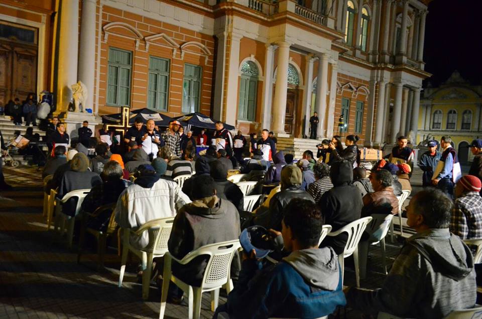 Universal leva a Palavra de Deus nas madrugadas