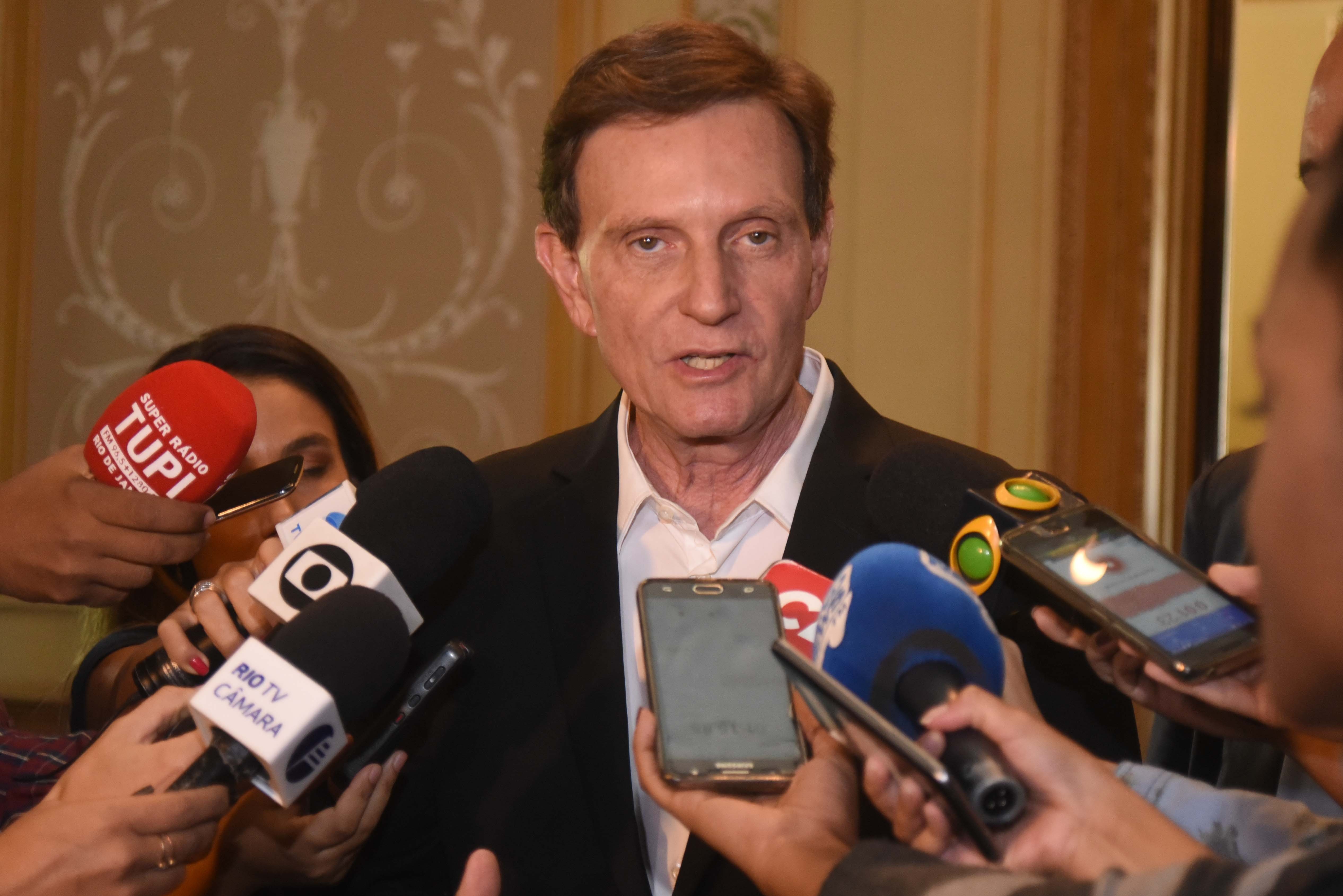 Crivella rebate acusações, fala em perseguição e afirma que há vagas para operar catarata