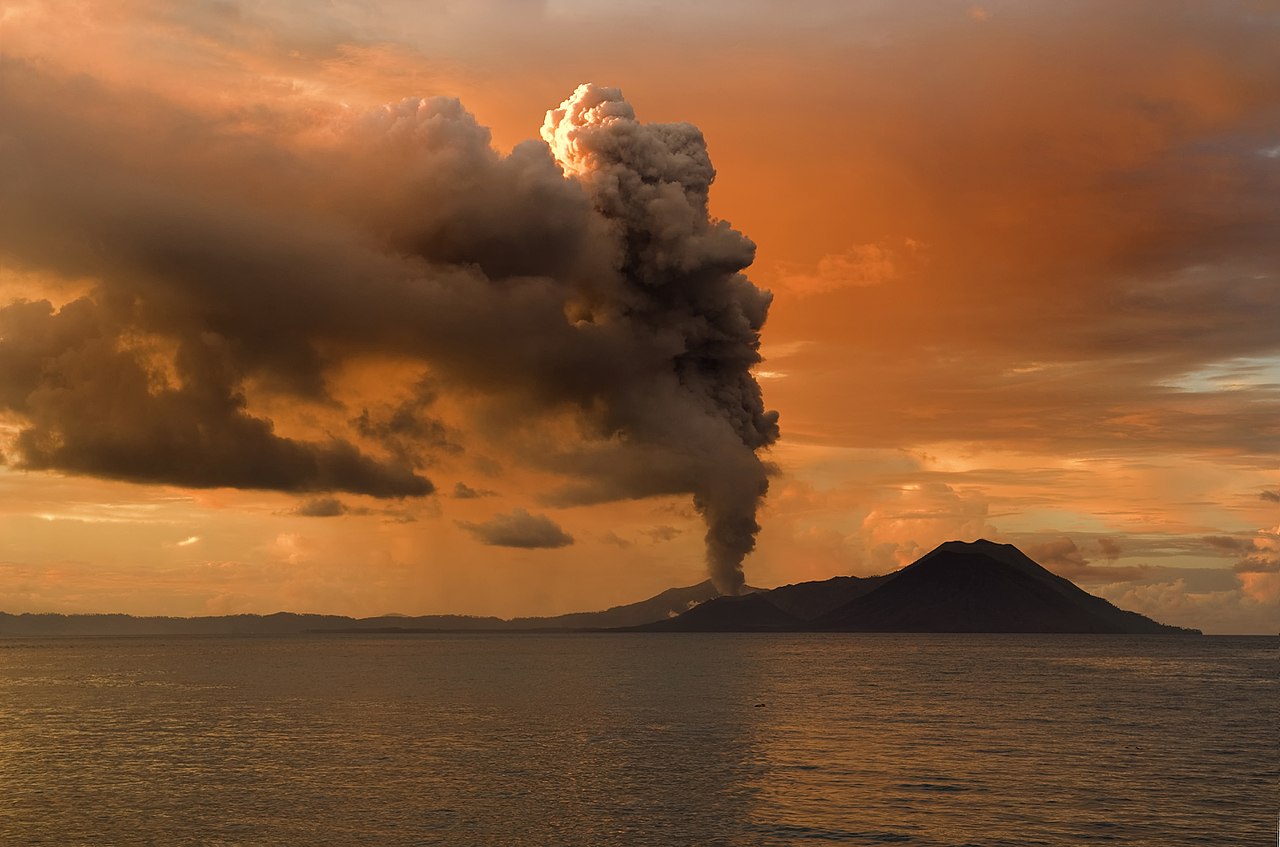 Imagem de capa - Vulcão inativo entra em erupção e neve cai no deserto do Saara