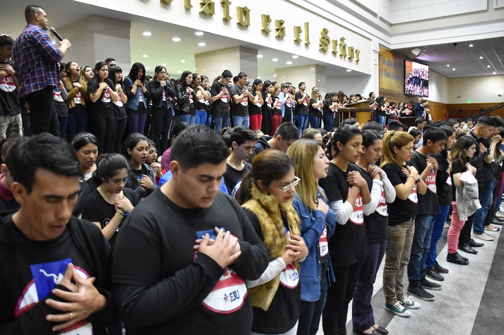 Vigília reúne 3 mil jovens na argentina