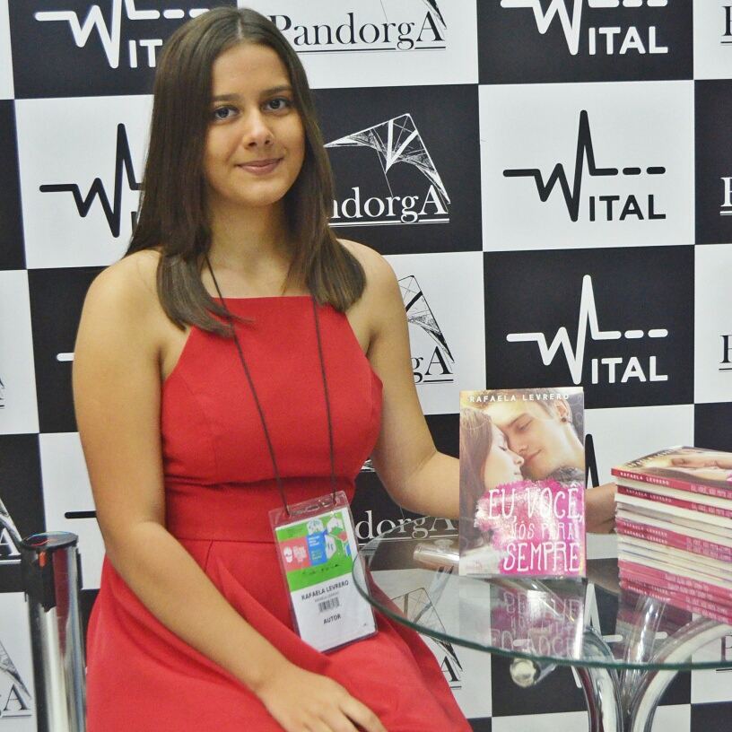 Ex-integrante do TF Teen publica novo livro