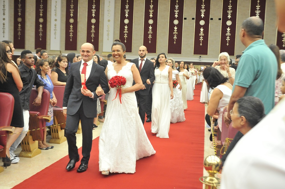 Casais do mundo todo selam a união na Universal