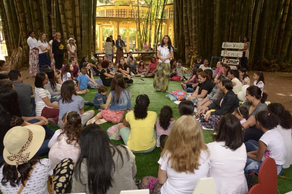 Imagem de capa - Piquenique entre mães e filhas