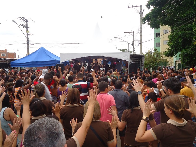 Oração a céu aberto na comunidade do Chaparral
