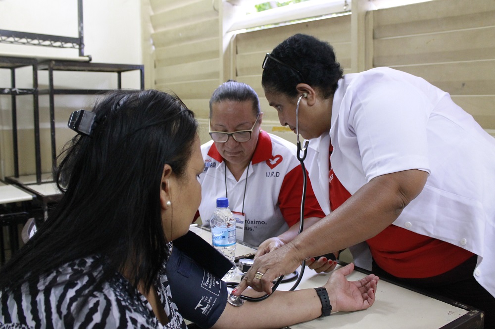 Globo ataca Universal por oferecer ajuda à população carente