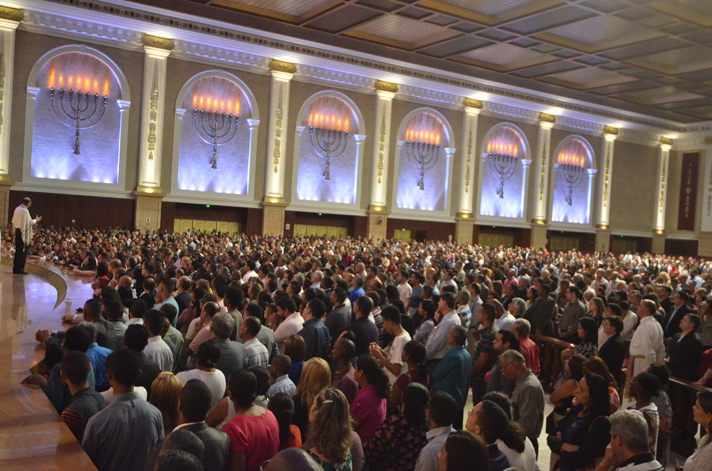 Imagem de capa - Bispo Edir Macedo realiza culto interdenominacional