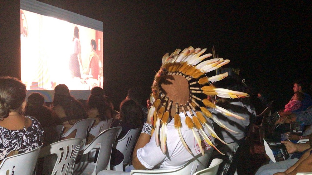 Imagem de capa - Índios do litoral paulista assistem ao filme Nada a Perder