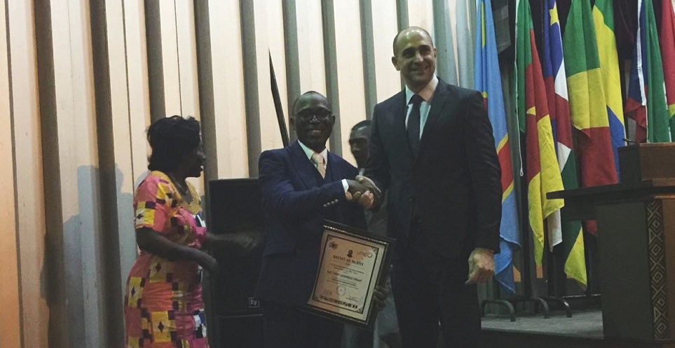 Universal recebe condecoração por trabalho social realizado no Congo